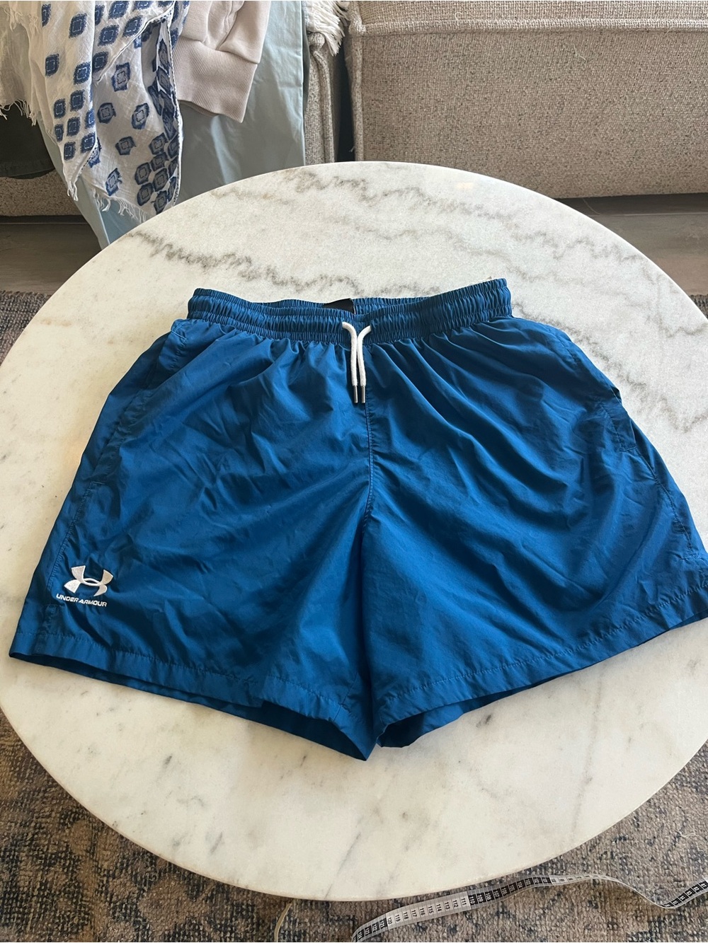 Under Armour teen Athletic Shorts with Drawstring lightweight mesh lined Sz Med